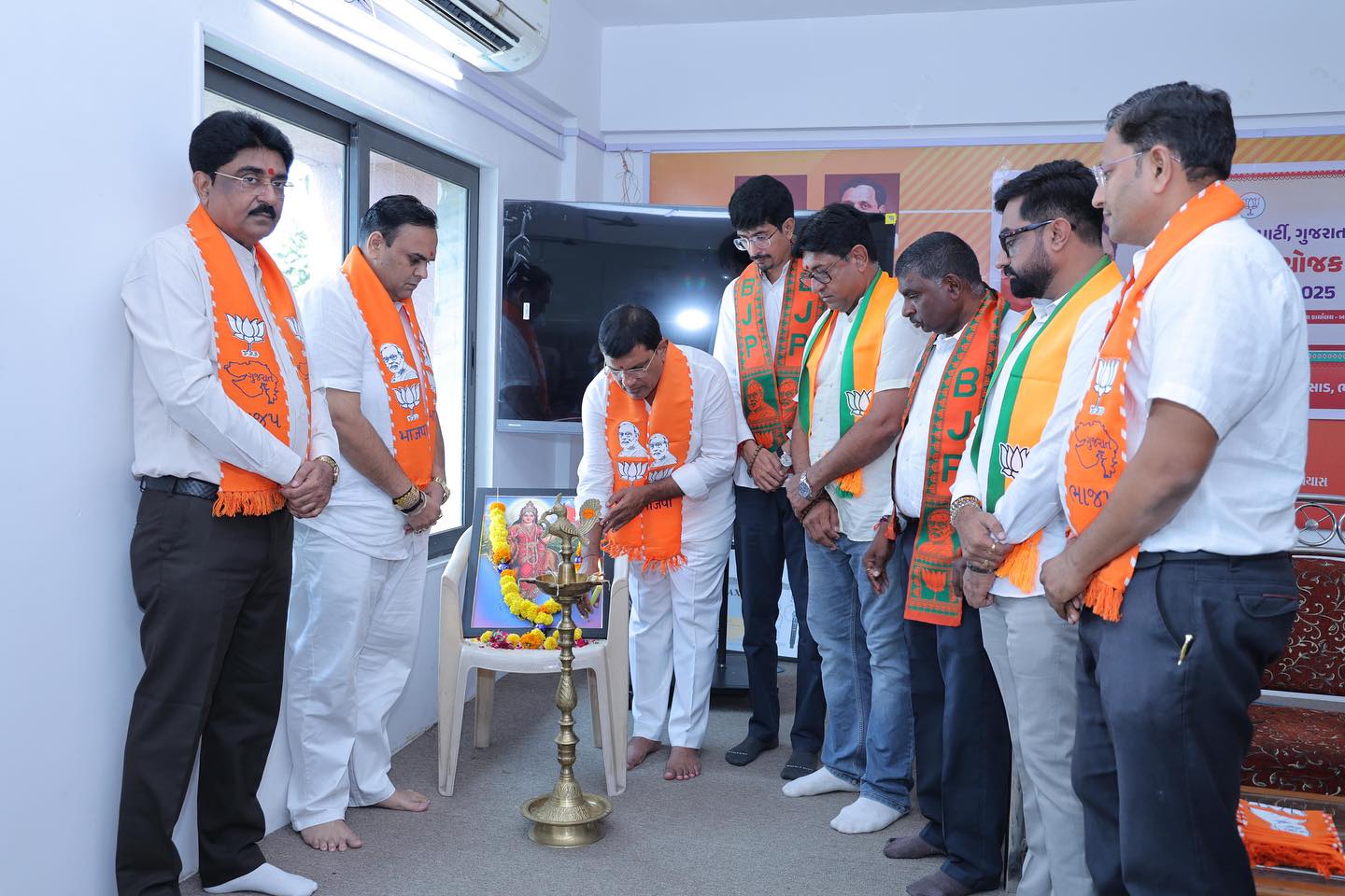 તા.૦૫-૧૦-૨૦૨૫ ના રોજ દક્ષિણ ગુજરાત શ્રી કમલમના પાવર સેન્ટર કો-ઓર્ડિનેટરોનો તાલીમ વર્ગ સુરત જિલ્લા ભાજપ કેન્દ્રીય કાર્યાલય, બારડોલી ખાતે યોજવામાં આવ્યો હતો. જેમાં વક્તાઓ શ્રી ડૉ. પ્રકાશ ચંદ્રજી, સૂરમાં શ્રી અજીતસિંહ, રાજેશભાઈ પટેલ, જીગરભાઈ નાયક, ડૉ. આશિષભાઈ ઉપાધ્યાય, પલકભાઈ નાયક, સત્ર વ્યવસ્થાપક, સુરત જિલ્લા, તાપી જિલ્લા, ડાંગ જિલ્લા, વલસાડ જિલ્લા અને નવસારી જિલ્લા ઉપસ્થિત રહ્યા હતા.
